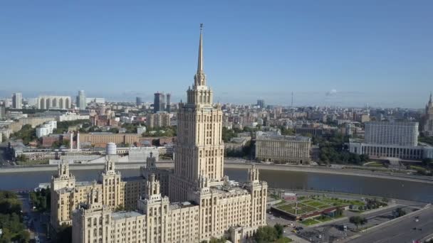 Aerial view of hotel Ukraine in Moscow. Old Soviet Russia Stalin high-rise skyscrapers in heart of modern Moscow City. Kutuzov avenue day traffic. — Stock Video
