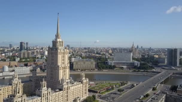 Vista aerea dell'hotel Ucraina a Mosca. Vecchia Russia sovietica Grattacieli a grattacieli Stalin nel cuore della moderna città di Mosca. Kutuzov viale traffico diurno . — Video Stock