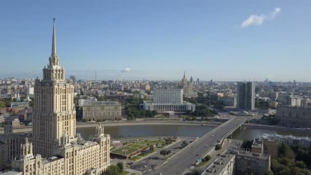 Luchtfoto van hotel Oekraine in Moskou. Oude Sovjet-Rusland Stalin hoogbouw wolkenkrabbers in hart van de moderne stad van Moskou. Koetoezov avenue dag verkeer. — Stockvideo
