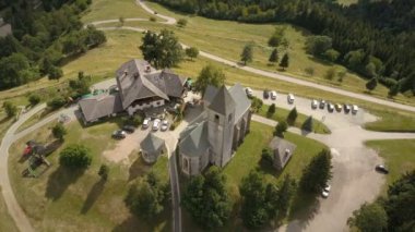 Uçuş Magdalensberg, Carinthia, Avusturya üzerine. Arka plan olarak dağlar.