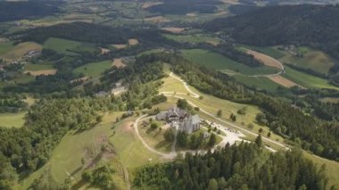 Magdalensberg, Carinthia, Avusturya Hava görünümünü. Arka plan olarak dağlar