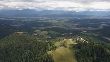 Magdalensberg, Carinthia, Avusturya Hava görünümünü. Arka plan olarak dağlar
