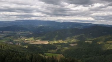 Hava panorama Magdalensberg, Carinthia, Avusturya civarında. Ufukta güzel dağlar.