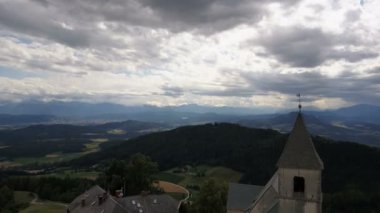 Uçuş bir Dağı'nda antik kilise yukarıda. Magdalensberg, Carinthia, Avusturya Hava görünümünü. Ufukta güzel dağlar.