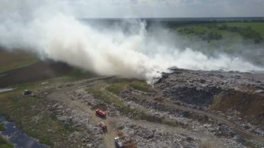 Yanan çöp döküm çevreyi kirletiyor. Güçlü Rüzgar havaya çöp yakma zehirli duman yükselir ve uzun mesafe üzerinde yayılır.