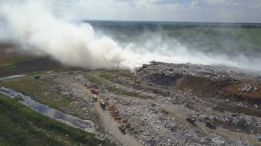 Çöplüğü çevreyi kirletiyor. Güçlü Rüzgar havaya çöp yakma zehirli duman yükselir.