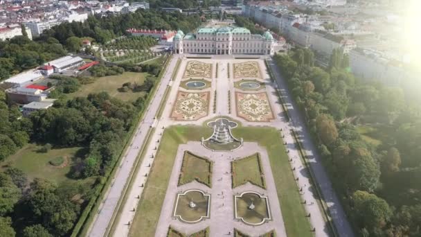 Vista aérea del palacio Belvedere en Viena, Wien, Austria. Drone plano del complejo de edificios históricos, que consta de dos palacios barrocos, el Belvedere superior e inferior, Orangery, y establos de palacio . — Vídeo de stock