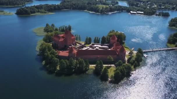 Lituania. Trakai. Hermoso castillo en los lagos. Vista aérea del castillo de Trakai en temporada de verano . — Vídeo de stock