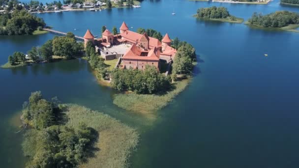 Lituania. Trakai. Vuelo sobre un hermoso castillo en una isla en un lago. Vista aérea del castillo de Trakai en temporada de verano . — Vídeo de stock