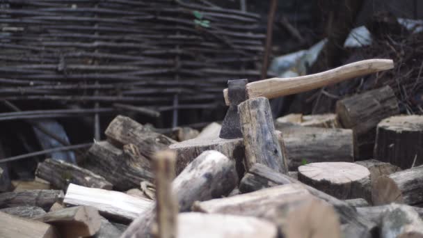 Preparazione di pezzi di legna da ardere per tagliare all'aperto. Blocco di quercia legna da ardere viene gettato al rallentatore per essere tagliato con ascia per la conservazione invernale in una pila . — Video Stock