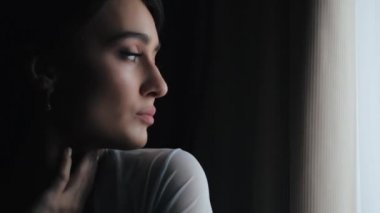 Zarif peignoir giymiş güzel seksi bayan ellerini dudaklarına ve omuzlarına koyar, gülümser ve utangaç bir şekilde arkasını döner. Model kız portresi ve seksi köstebek kameraya bakıyor..