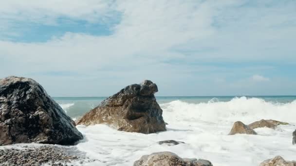 Grande onda che si schianta sulle pietre e spruzza. Una spruzzata d'acqua improvvisa. Onde che si infrangono sulle pietre. Bella spiaggia nel Crimea con pietre e sabbia . — Video Stock