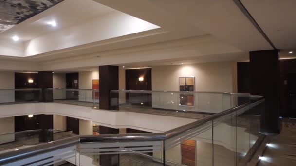 Vista superior de un hotel de lujo desde el piso más alto. Un acogedor hotel moderno y caro, una hermosa lámpara de araña con ascensor en el centro de la sala de arriba a abajo. Movimiento lento . — Vídeos de Stock