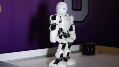 Kharkiv, Ukrayna - 09 Kasım 2019: Futuristik insansı oyuncak erkek robot yürüyor. Robotların sergisi. İnsan benzeri bir robotun gerçekçi hareketleri. Gelecek Konsepti.