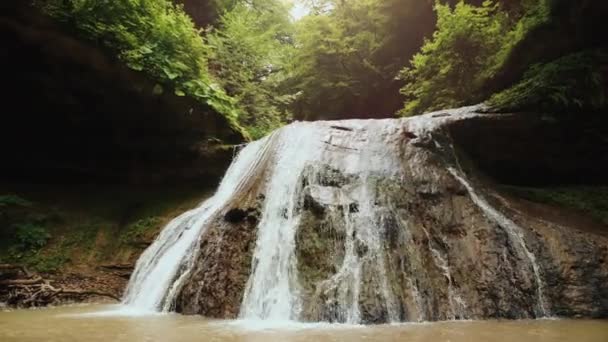 Steadicam śledzenia strzał z pięknym wodospadem Rufabgo w północnym Kaukazie w Adygea, góry kaukaskie, Rosja. Zwolnionym — Wideo stockowe