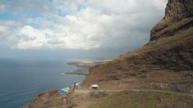 Atlantik Okyanusu üzerindeki sarp kayalıkların havadan görünüşü. Dağ yolu ve tüneli bir kayanın içinde. Punta del Fraile gözlem güvertesine doğru uçuş, Tenerife, Kanarya Adaları, İspanya.