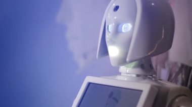 Kharkiv, Ukrayna - 09 Kasım 2019: Kadın robot organizatörü Kiki 'nin kafasını gerçekçi gözlerle kapatın. Modern bilimsel robot teknolojileri, yapay zeka. Robotların etkileşimli sergisi.