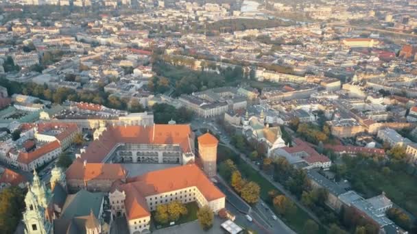 Letecký pohled na královskou katedrálu a hrad v Krakově v Polsku s řekou Visula, parkem, dvorem a turisty při západu slunce. Staré město na pozadí — Stock video