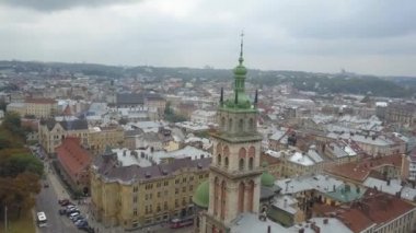 Lviv Katedrali 'nin insansız hava aracının üst görüntüsü. Sonbaharın sonlarında Ukrayna 'nın tarihi ve eski şehir merkezi. Belediye Binası ve çeşitli katedraller gibi çeşitli manzaralar yavaş çekimde..