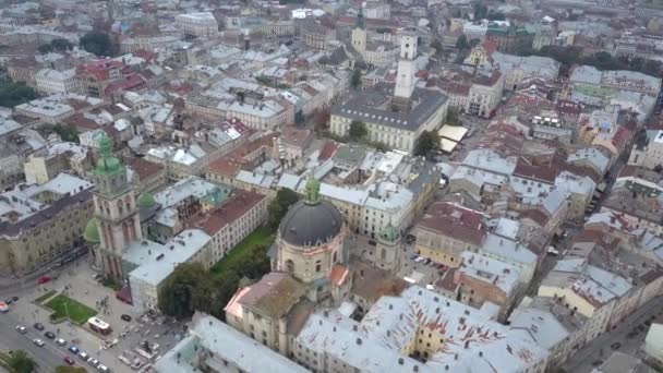 Górny widok na centrum Lwowa. Piękne ujęcie miasta Ukrainy Lwów z quadrocoptera. Dachy europejskiego miasta, kościół Wniebowzięcia Dominikanów i ratusz zastrzelony z drona. — Wideo stockowe