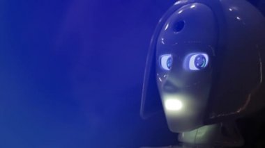 Kharkiv, Ukrayna - 09 Kasım 2019: Kadın robot organizatörü Kiki 'nin kafasını gerçekçi gözlerle kapatın. Modern bilimsel robot teknolojileri, yapay zeka. Robotların etkileşimli sergisi.