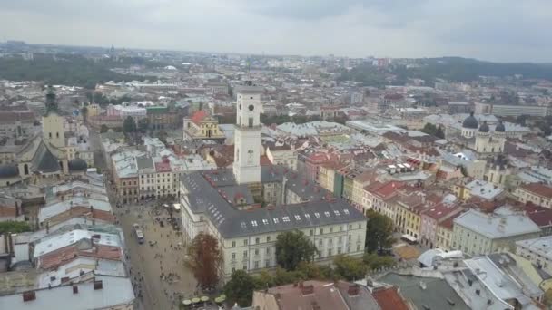 Красивый снимок сверху выдающейся ратуши Львова, которая расположена в центре города. Очаровательный вид на дома и достопримечательности исторического города Украины в замедленной съемке . — стоковое видео