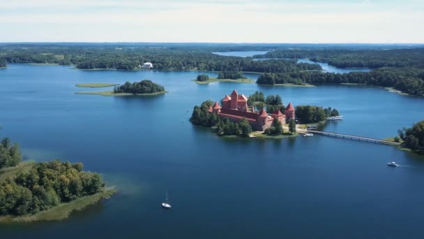 Lituania. Trakai. Hermoso castillo en los lagos. Vista aérea del castillo de Trakai en temporada de verano . — Vídeo de stock
