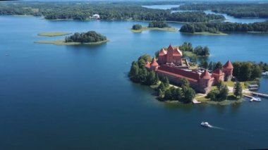 Litvanya. Trakai. Göllerin üzerinde güzel bir kale. Yaz mevsiminde Trakai Kalesi 'nin havadan görünüşü.