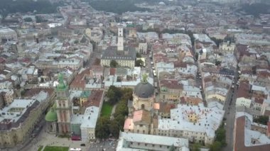 Sonbaharda eski tarihi şehir Lviv, yukarıdan insansız hava aracı saldırısı. Ukrayna şehrinin merkezindeki evlerin ve kiliselerin çatıları. Varsayım Katedrali, Dominik Katedrali, St. Michael Kilisesi.