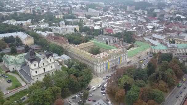 Lviv 'deki St. Michael Yalınayak Carmelite Kilisesi yavaş çekimde yukarıdan görülüyor. Tarihi ve güzel Ukrayna şehri. İnsansız hava aracı Lviv 'in merkezindeki eski evleri vuruyor.. — Stok video