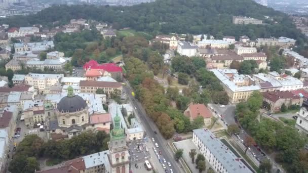 Όμορφη θέα στην κορυφή της Κοίμησης της Θεοτόκου και Δομινικανή Μητρόπολη στο κέντρο της πόλης. Πυροβολισμός του Lviv από ψηλά σε ένα drone. Το ιστορικό και παλιό κέντρο της Ουκρανίας από ψηλά στα τέλη του φθινοπώρου αργή κίνηση. — Αρχείο Βίντεο