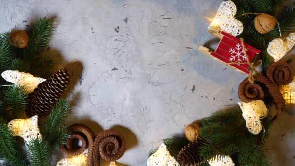 Krásná věnec na pozadí slavnostní dekorace a hračky v podobě srdcí záblesky jasně žluté, zprostředkující vánoční náladu. Cítí, že se blíží Nový rok. Nad pohledem — Stock video