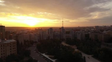 Derzhprom, Ukrayna 'da gün batımına karşı. Özgürlük Meydanı 'ndaki Kharkov' un tarihi binası. Şehir merkezinde akşam, hala çekim. Sonbaharın son günleri.