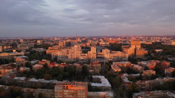 El brote que se acerca de un cuadrocoptero del famoso edificio de Jarkov - Derzhprom. Derzhprom noche, vista trasera, Kharkiv, Ucrania. Techos de más casas soviéticas en la noche de otoño . — Vídeos de Stock