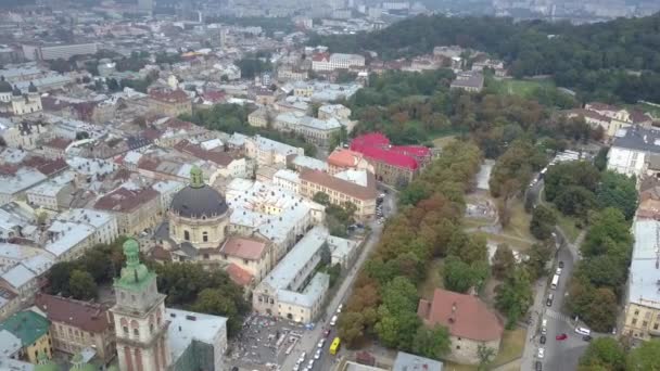 Ukraińskie stare miasto Lwowa późną jesienią, dron strzelający z góry. Słynne zabytki, takie jak katedra Wniebowzięcia Pańskiego, katedra dominikańska i po prostu dachy domów w zwolnionym tempie. — Wideo stockowe