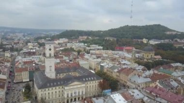 Antik Ukrayna şehrinin en üst manzarası. Lviv 'in merkezinde çeşitli ünlü manzaralar, kiliseler, eski evler, belediye binası, uzun bir televizyon kulesi. Şehrin güzel manzarası ağır çekimde.