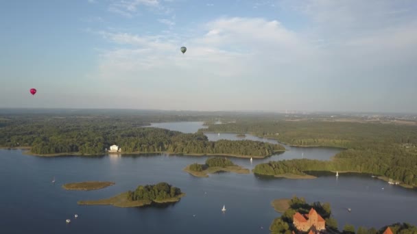 Globos sobre el castillo de Trakai, que se encuentra en Lituania, cerca de la capital de Vilna, ya que es uno de los principales atractivos. Castillo medieval de Trakai en la isla del lago Galve desde una altura en otoño . — Vídeos de Stock