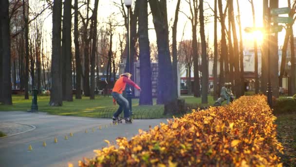 专业的带胡子滚子在一个秋天的城市舒适的公园里进行日间训练，使复杂的转弯和技巧。 积极和健康的生活方式。 慢动作地从灌木丛中射击. — 图库视频影像