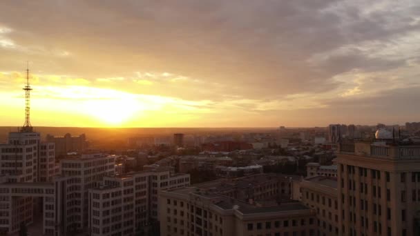 Vacker solnedgång i Charkov, Ukraina. Den berömda byggnaden av Charkov är Derzhprom, och bredvid det är Karazin University mot bakgrund av solnedgången. Centrum på kvällen i slow motion. — Stockvideo