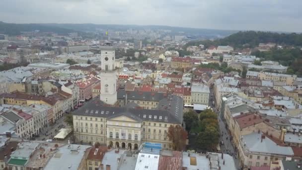 Charming top view of the houses and landmarks of the historical city of Ukraine in autumn in slow motion. Lviv Town Hall and beautiful old houses in the city center. Lviv day in cloudy weather. — Stockvideo