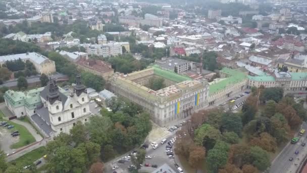 Top shot de la excepcional Iglesia de San Miguel, Descalzo Carmelita Iglesia, y el edificio de la administración en Lviv, vista superior en cámara lenta. Drone disparando a las viejas casas de Lviv desde arriba . — Vídeo de stock