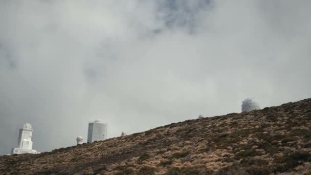 云彩在西班牙加那利群岛特内里费岛Teide火山附近的空间天文台上空移动。 光学望远镜。 移动云层下的天文观测台. — 图库视频影像