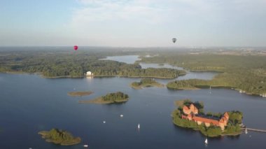 Vilnius, Trakai kalesinin en güzel manzarası. Vytautas Kalesi ve ardından Galve Gölü adasındaki Litvanyalı prensler. Litvanya 'daki ünlü şatonun havadan görünüşü. Yukarıdan Brick Kalesi.