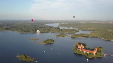 Vilnius, Trakai kalesinin en güzel manzarası. Vytautas Kalesi ve ardından Galve Gölü adasındaki Litvanyalı prensler. Litvanya 'daki ünlü şatonun havadan görünüşü. Yukarıdan Brick Kalesi.