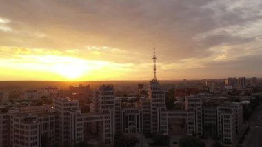 Kharkov 'un tarihi ve ünlü binası, Ukrayna' nın ağır çekimde güzel bir günbatımının arka planına karşı. Yukarıdan Derzhprom 'un uzaktan çekimi. Tipik yaz havası..