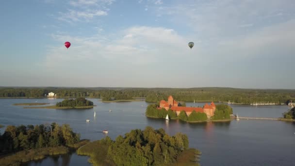 Trakai Castle en Lake Galve bij Vilnius, Litouwen. Het beroemde kasteel Vytautas, vanuit de lucht gezien. Trakai middeleeuws kasteel. Een goed voorbeeld van metselwerk vestingwerken in de Middeleeuwen. — Stockvideo