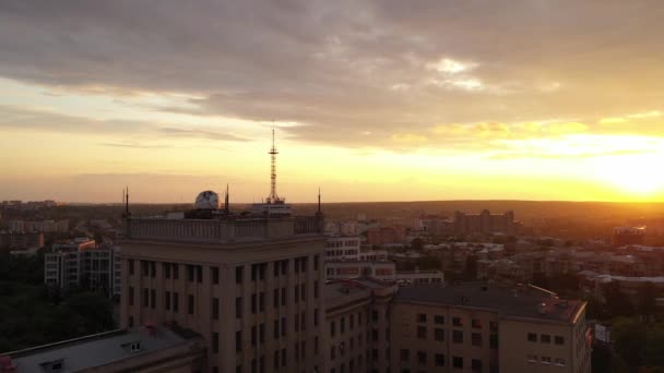 Tiro de cima do famoso e histórico edifício de Derzhprom e Karazin University contra o pano de fundo do pôr do sol em Kharkov, Ucrânia. Dia de outono no centro da cidade . — Vídeo de Stock