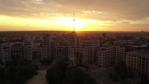 Vista dall'alto e vista frontale dell'edificio sovietico Derzhprom nelle prossime riprese sullo sfondo di un bellissimo tramonto. Una serata tranquilla nel centro della città di Kharkov, Ucraina . — Video Stock