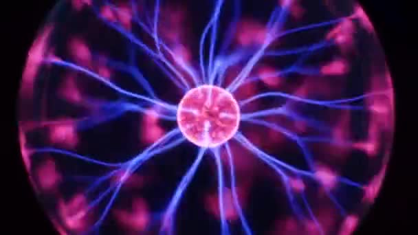 Rayos dentro de una bola mágica sobre fondo negro. Lámpara de descarga. Tubo de descarga de gas inerte. Bola de plasma, lámpara Tesla, globo de plasma con relámpagos de alto voltaje. Experimento de bobina con electricidad . — Vídeo de stock