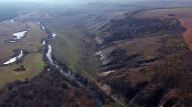 Ukrayna 'nın Harkov bölgesindeki Dvurechansky Ulusal Doğa Parkı. Ukrayna 'nın çevresel, bilimsel, eğlence amaçlı organizasyonu. Kretase dağları, Oskol nehri, göller ve ağaçlar.